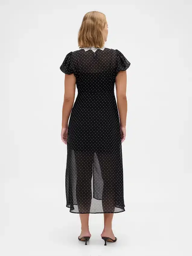Robe longue à col en V bordée de dentelle