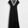 Robe longue à col en V bordée de dentelle
