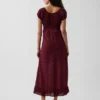 Robe longue à col en V et ourlet à volants