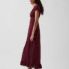 Robe longue à col en V et ourlet à volants