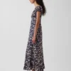 Robe longue à col en V et ourlet à volants
