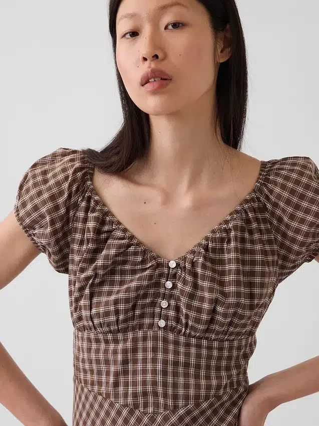 Robe longue à col en V et ourlet à volants