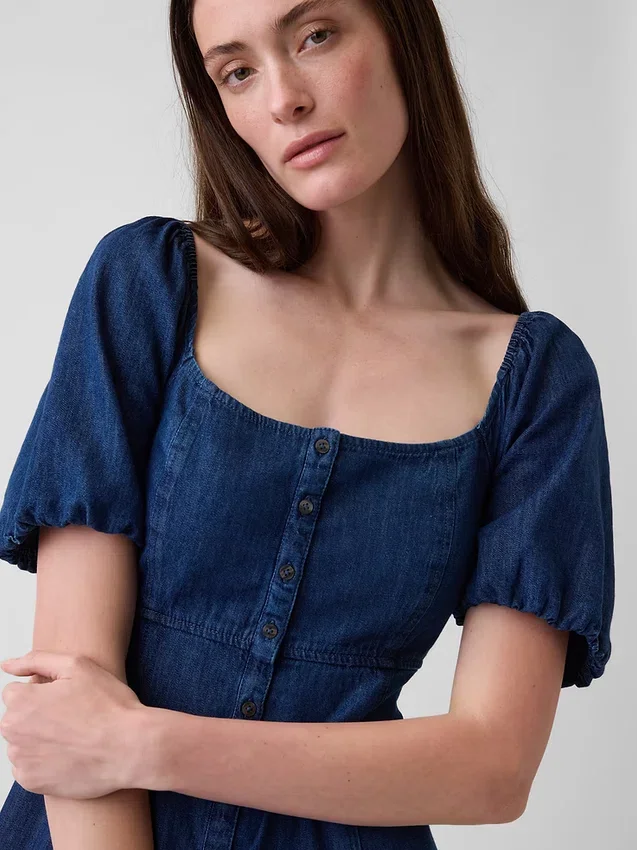 Robe longue en denim à manches bouffantes et fermeture à boutons sur le devant