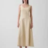Robe longue à encolure dégagée