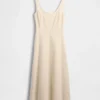 Robe longue à encolure dégagée