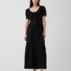 Robe longue à encolure dégagée et volants, bordée de dentelle
