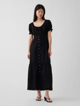 Robe longue à encolure dégagée et volants, bordée de dentelle