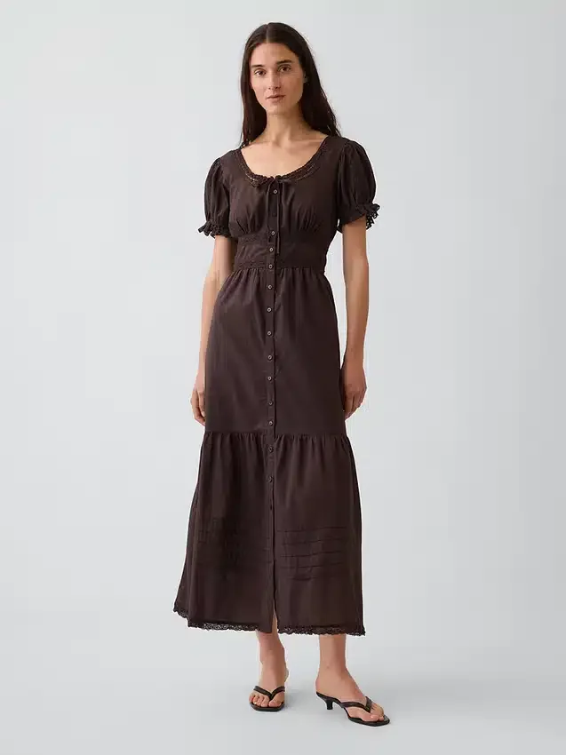 Robe longue à encolure dégagée et volants, bordée de dentelle
