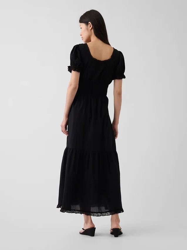 Robe longue à encolure dégagée et volants, bordée de dentelle