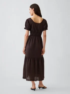 Robe longue à encolure dégagée et volants, bordée de dentelle