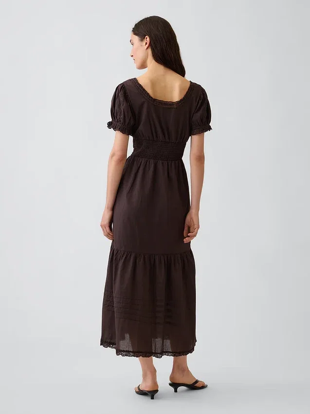Robe longue à encolure dégagée et volants, bordée de dentelle