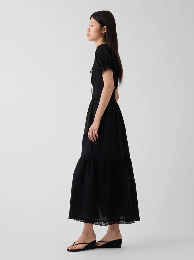 Robe longue à encolure dégagée et volants, bordée de dentelle