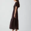 Robe longue à encolure dégagée et volants, bordée de dentelle