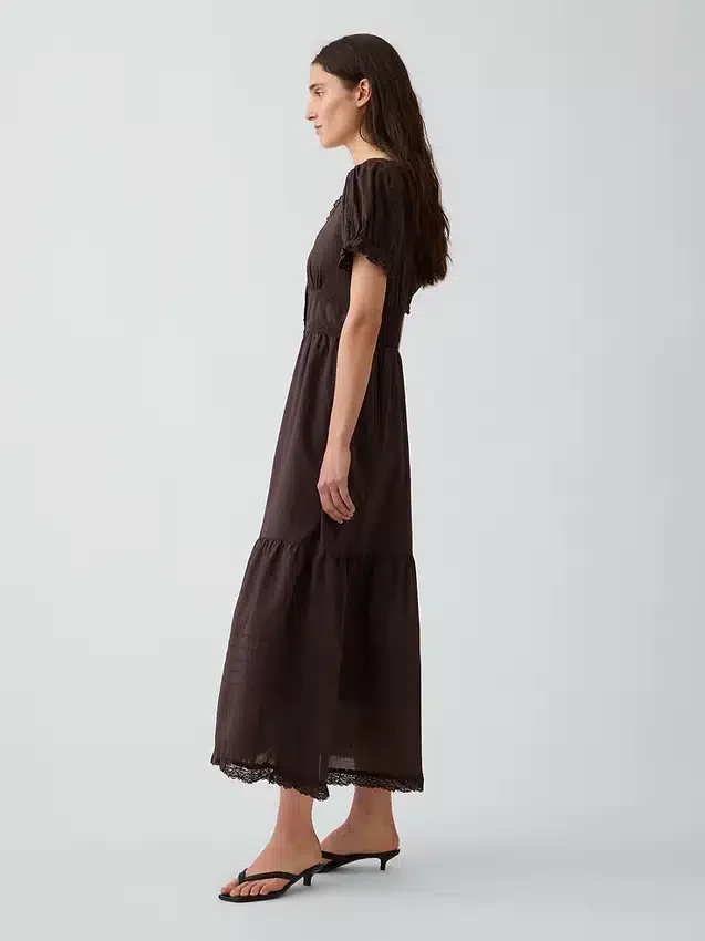 Robe longue à encolure dégagée et volants, bordée de dentelle