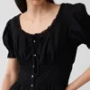 Robe longue à encolure dégagée et volants, bordée de dentelle