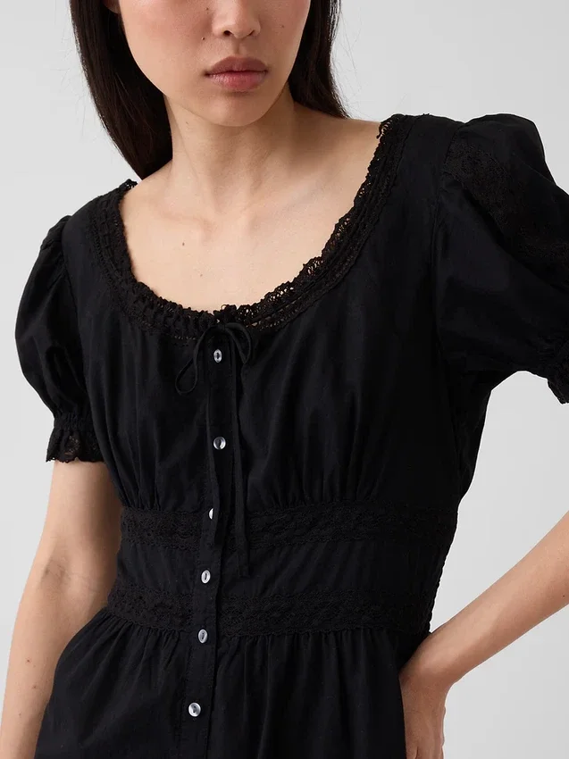 Robe longue à encolure dégagée et volants, bordée de dentelle