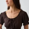 Robe longue à encolure dégagée et volants, bordée de dentelle