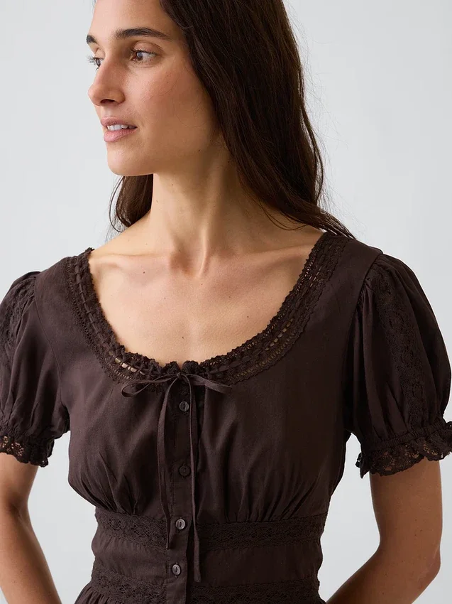 Robe longue à encolure dégagée et volants, bordée de dentelle
