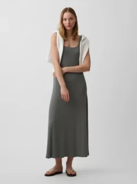 Robe longue moderne à col carré en maille côtelée