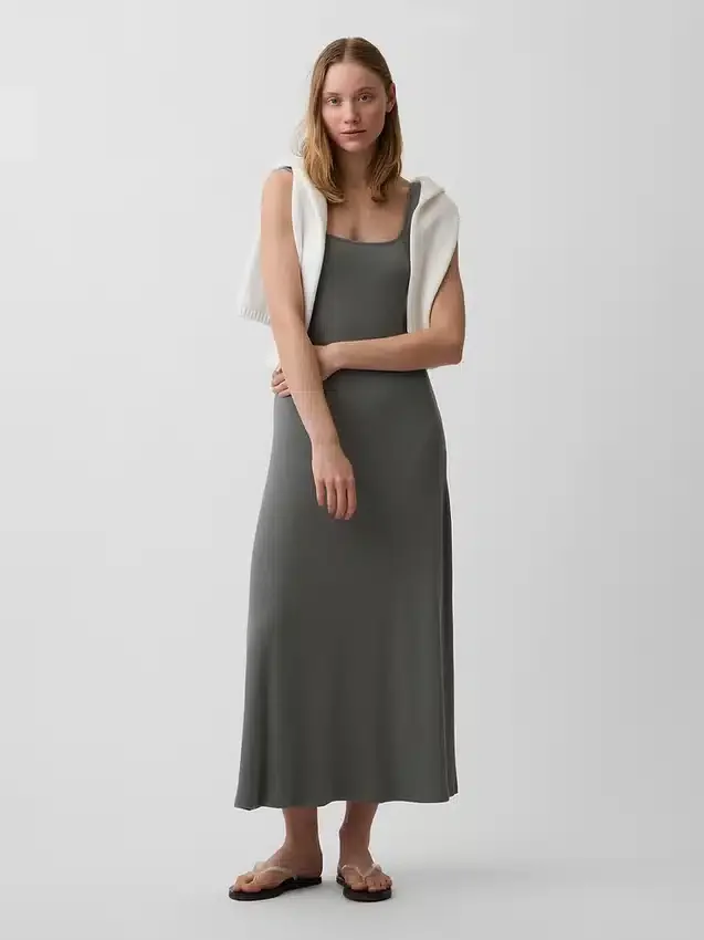 Robe longue moderne à col carré en maille côtelée