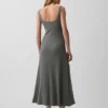 Robe longue moderne à col carré en maille côtelée
