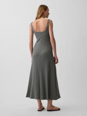 Robe longue moderne à col carré en maille côtelée