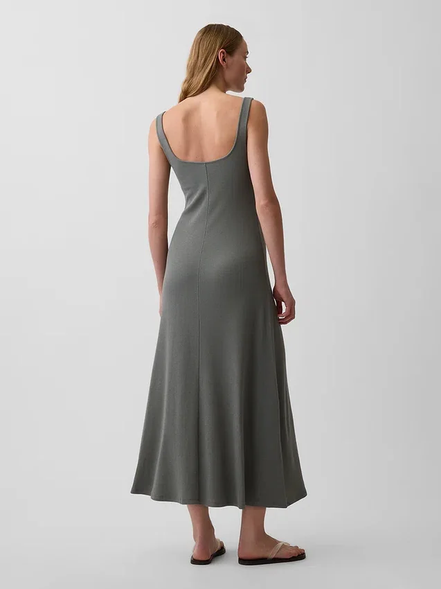 Robe longue moderne à col carré en maille côtelée