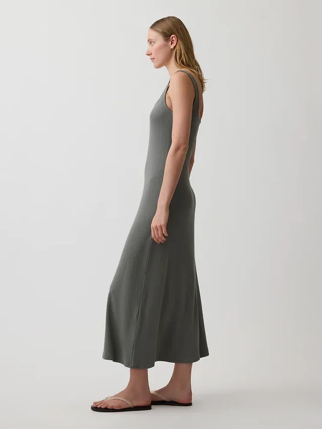 Robe longue moderne à col carré en maille côtelée