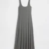 Robe longue moderne à col carré en maille côtelée
