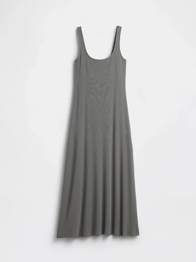 Robe longue moderne à col carré en maille côtelée