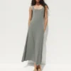 Robe longue moderne à col carré en maille côtelée