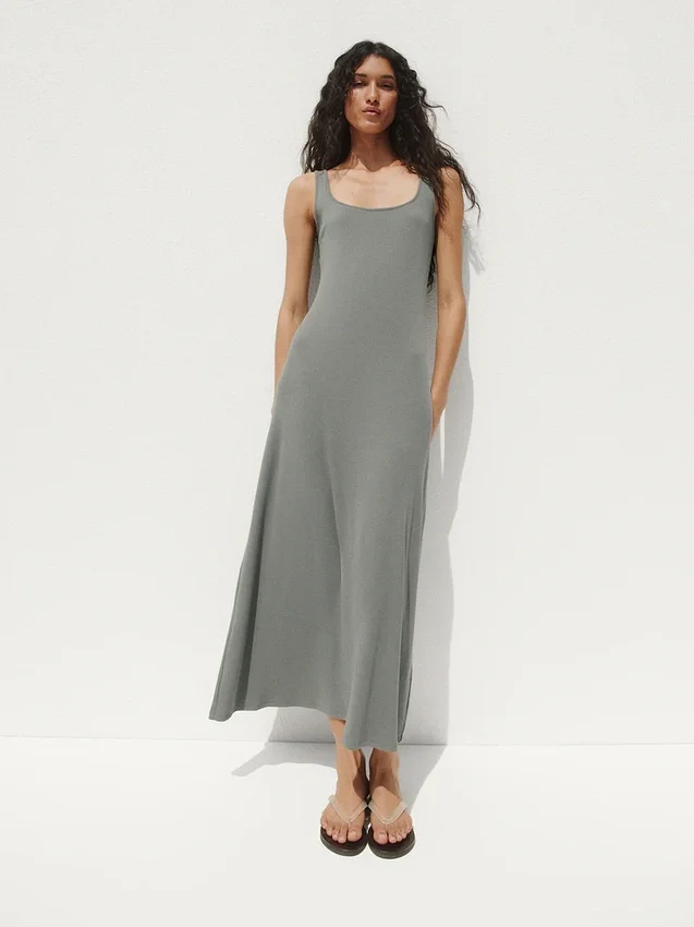Robe longue moderne à col carré en maille côtelée