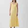 Robe longue moderne à col carré et côtes