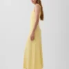 Robe longue moderne à col carré et côtes