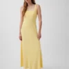 Robe longue moderne à col carré et côtes