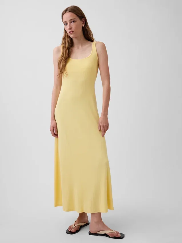 Robe longue moderne à col carré et côtes