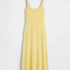 Robe longue moderne à col carré et côtes