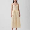 Robe longue à taille basse et coutures ajourées