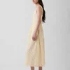 Robe longue à taille basse et coutures ajourées