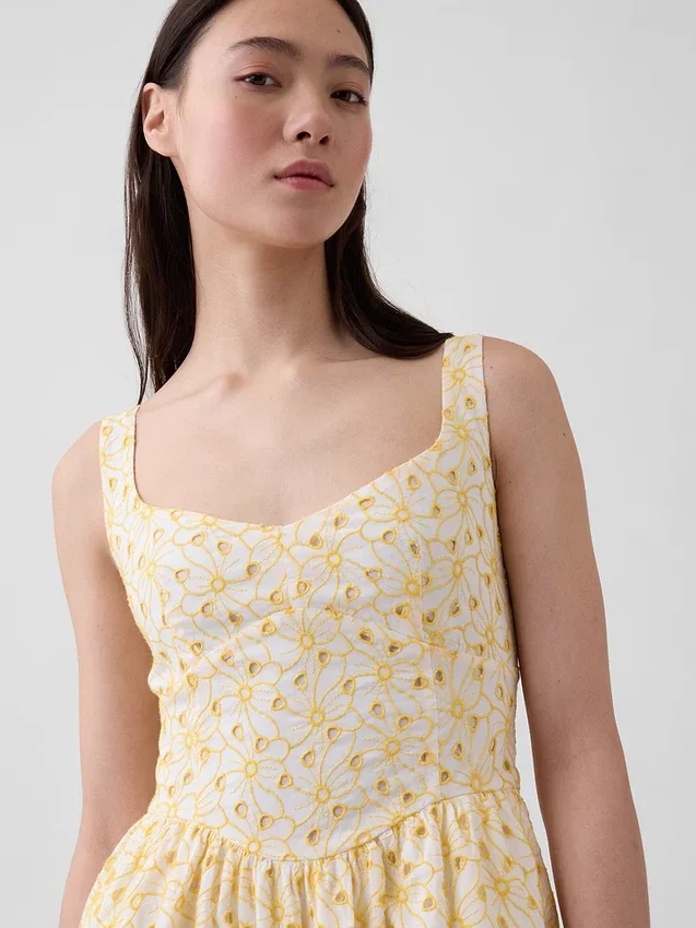 Robe longue à taille basse et coutures ajourées