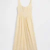 Robe longue à taille basse et coutures ajourées