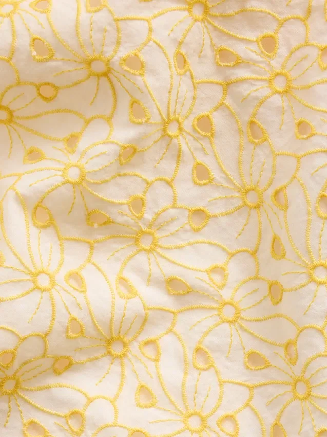 Robe longue à taille basse et coutures ajourées
