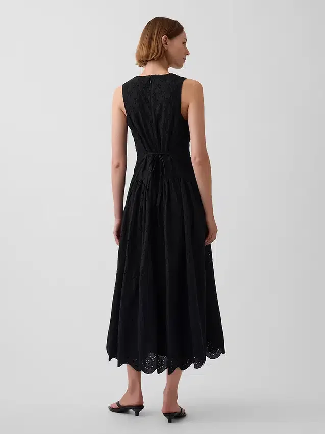 Robe longue à taille basse et œillets