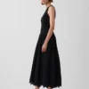Robe longue à taille basse et œillets