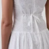 Robe longue à taille basse et œillets