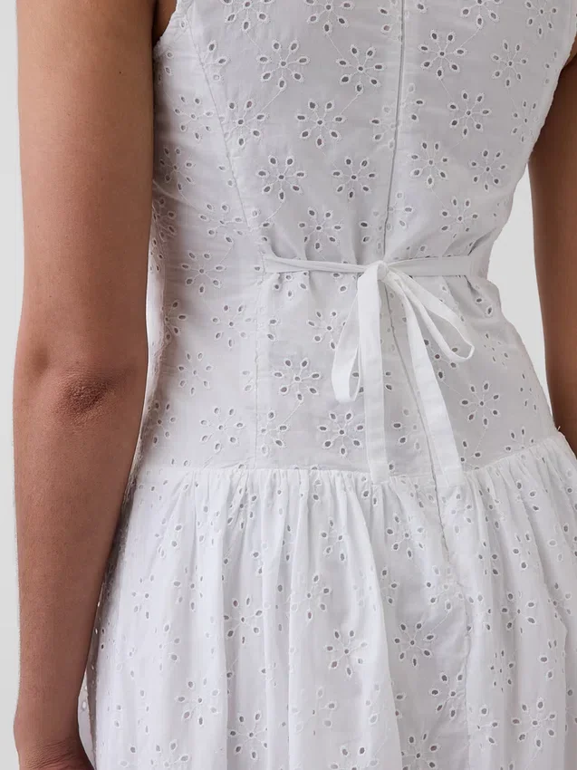 Robe longue à taille basse et œillets