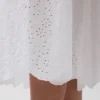 Robe longue à taille basse et œillets