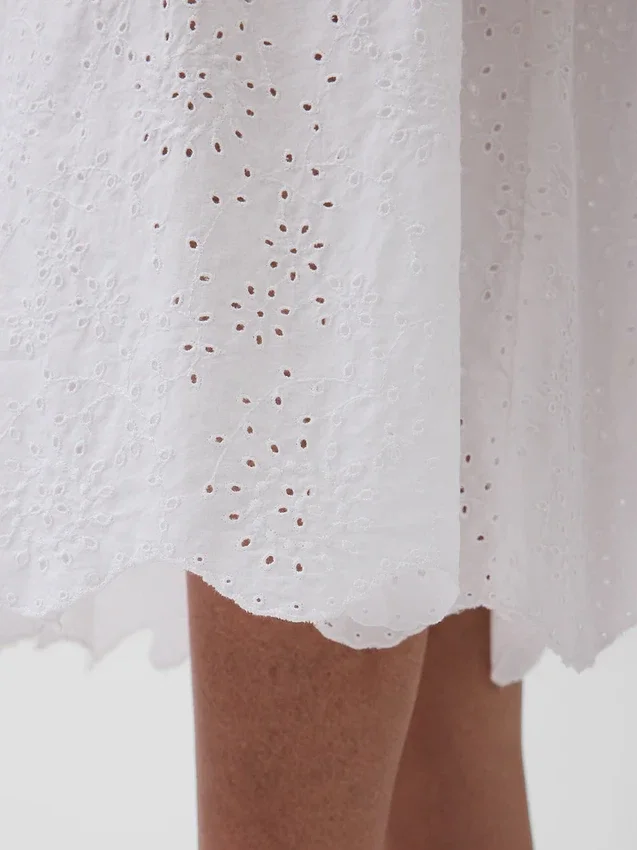 Robe longue à taille basse et œillets