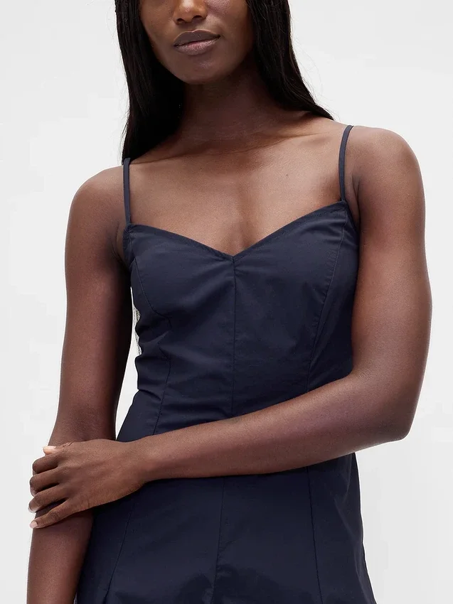 Robe mi-longue à col en V et coutures apparentes