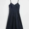 Robe mi-longue à col en V et coutures apparentes